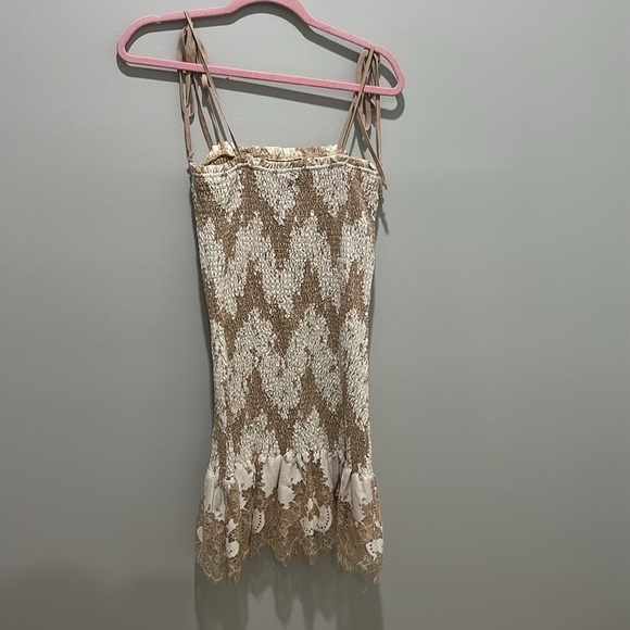 Storia, white and beige pattern, lace smocked dress - Picture 5 of 7